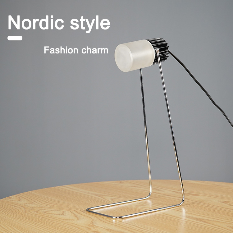 ​Lampada da comodino moderna: design illuminotecnico che fonde arte e funzionalità